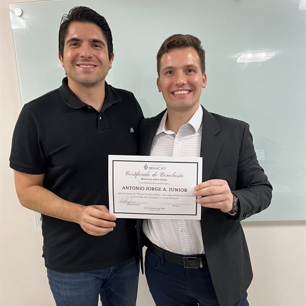 Antonio Jorge A. Junior recebendo o certificado da mentoria das mãos de Lucas Brancati