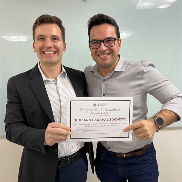 Giuliano Cadaval Tognetti recebendo o certificado da mentoria das mãos de Lucas Brancati