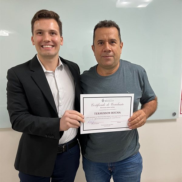 Termisson Rocha recebendo o certificado da mentoria das mãos de Lucas Brancati